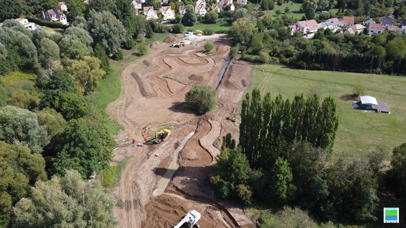 Photo de travaux de restauration hydro-morphologique de la Bièvre à la « Plaine d’Amblainvilliers ». Communes d’Igny et Verrières-le-Buisson (91). Projet porté par l'entreprise Routes & Chantiers Modernes - RCM Crédit photo ©SIAVB (Syndicat Intercommunal pour l'Assainissement de la Vallée de la Bièvre)