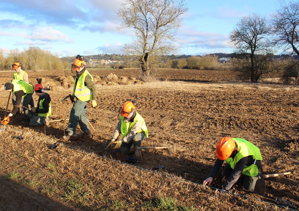Travaux de plantation de haie dans le cadre du projet de Restauration de la zone humide de Pradelles (Rhône) ©Fédération de Pêche du Rhône